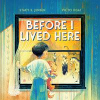 Portada de un libro que muestra a un niño mirando a través de una ventana hacia una habitación cálidamente iluminada, con el título "Antes de vivir aquí" en la ventana y los nombres de los autores en la parte superior.